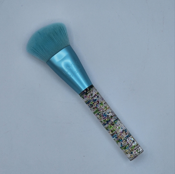 NYX Cosmetics Sprinkle Town Precision Face Brush - Picture 2 of 4